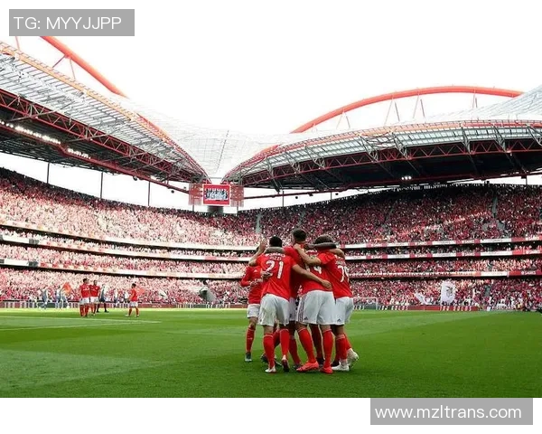 圣塔克拉与本菲卡的较量因争议判罚而腰斩球迷反应热烈